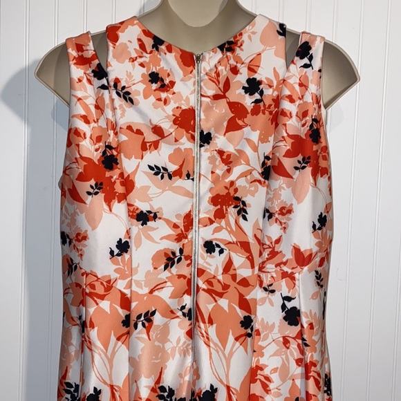 Scuba fit and flare peek a boo shoulder dress plus size floral print - Picture 9 of 9